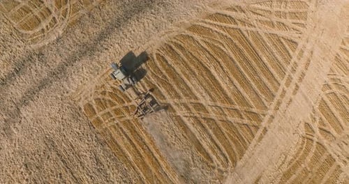 ein Traktor auf einem Feld