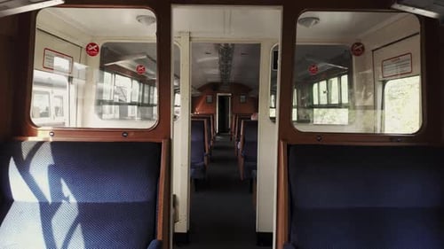 Vidéo Dolly Forward d'une voiture vide aux sièges bleus dans un train rétro