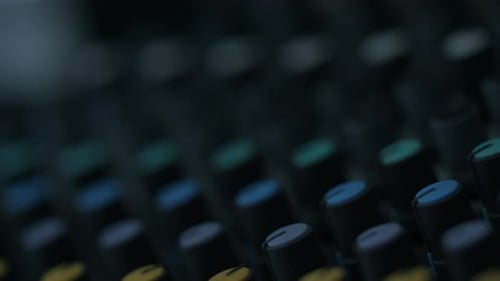 Lautstärkeregler für einen großen professionellen Verstärker für echtes FM-Radio. 4K