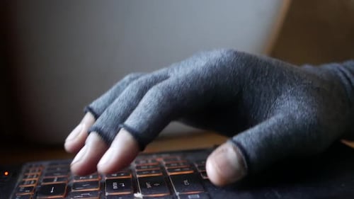 Hacker Hand vole des données d'un ordinateur portable de haut en bas