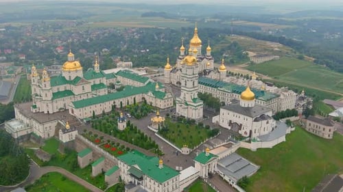 Luftaufnahme des Pochaev-Klosters, Heilige Himmelfahrt, Pochayiv Lavra, Ukraine, Luftaufnahme des Pochaev-Klosters