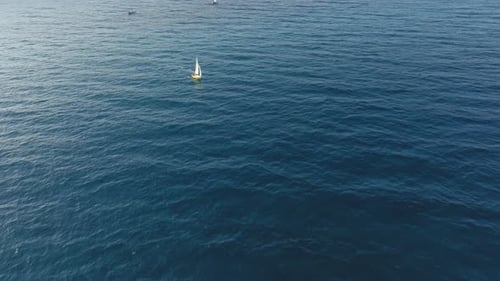 Kleines Segelboot segelt im Meer