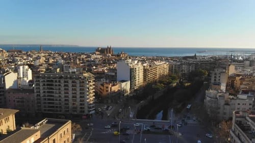 Zumbido elevándose con vistas a Palma de Mallorca.