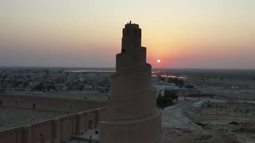 La Grande Mosquée de Samarra a été mise en service en 848 et a achevé son minaret, la tour Malwiya (Al