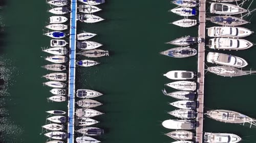 Fliegen Sie über Boote an einer Bootsanlegestelle in Alicante, Spanien