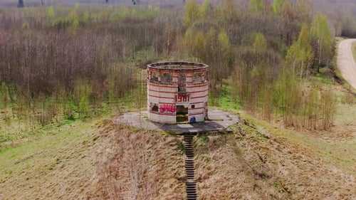 Orbit aérien autour de la tour de base de fusées soviétique abandonnée à Zvārde, en Lettonie