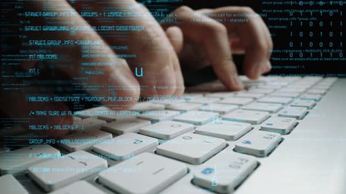 Nahaufnahme von Händen, die Code auf einer Laptoptastatur mit digitalen Daten und Programmiersyntax illuminina eingeben