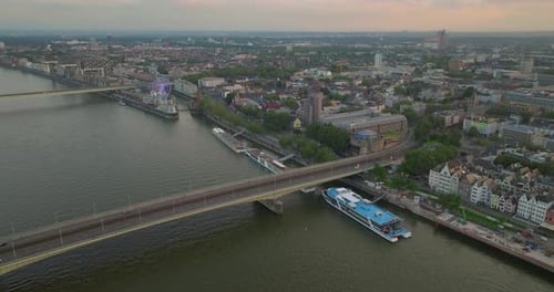 Estabelecendo uma foto da paisagem urbana de Colônia Cidade europeia moderna no rio Reno. Panorama da paisagem de