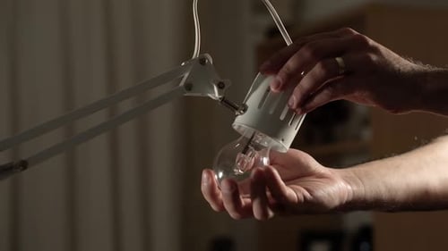 Mann ersetzt alte Glühlampe durch neue LED-Lampe •4K UHD