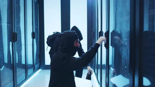 Des personnages mystérieux et intrigants vivent dans un environnement de haute technologie rempli d'action pleine de suspense