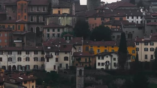 Arquitetura histórica e telhados vermelhos na cidade velha de Bergamo ao pôr do sol