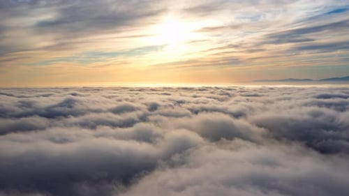 Bewegung der Wolken, die sich am frühen Morgen am Himmel bewegen. - Luftzeitraffer