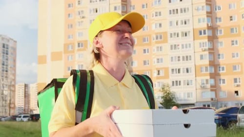 Lieferung von Pizza und Essen nach Hause.