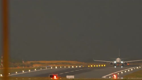 Flugzeug auf der Landebahn Twilight