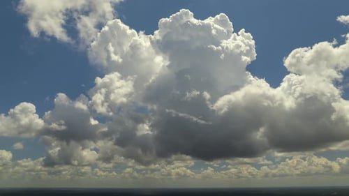 Timelapse de nuvens brancas e inchadas de cumulus se formando no céu azul de verão, movendo-se e mudando a paisagem nublada