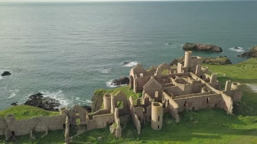 Luftaufnahme einer Slains Castle Ruine bei Sonnenaufgang, Aberdeenshire, Schottland