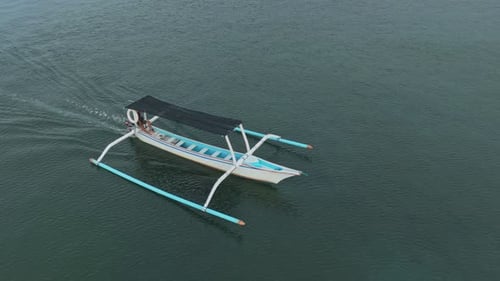 Barco jukung balinés tradicional navegando por el océano