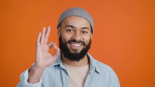 Bärtiger Afroamerikaner zeigt zustimmend gute Zeichen