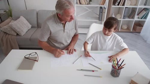 Kind zeichnet, Studium, Familienkunst, Vater, Tochter, Sketch