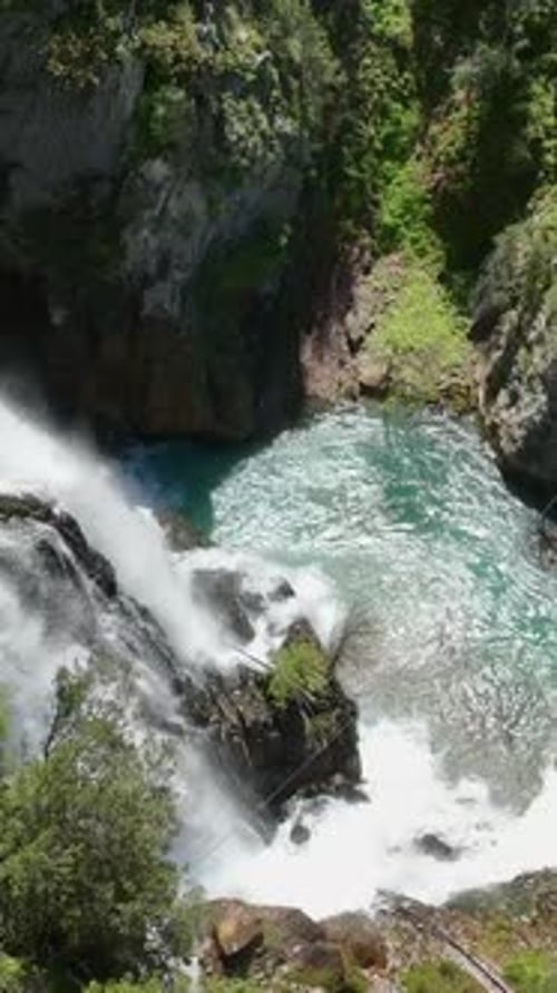 Vidéo verticale : Cascade captivante : voyage aérien cinématographique d'une cascade magique