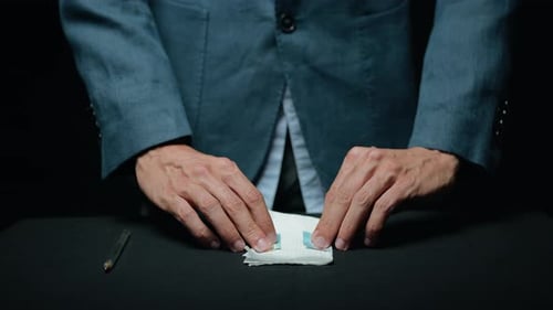Zauberer stanzt Papiergeld Euro