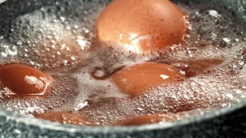 Eier werden in einem Kochtopf gekocht, gefilmt mit einer Hochgeschwindigkeitskamera mit 1000 Bildern pro Sekunde