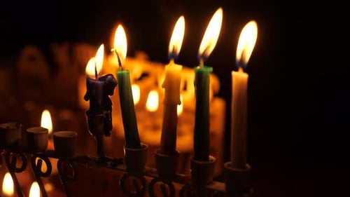 Quatrième nuit de Hanoukka marquée par les quatre bougies allumées et le shamash de la menorah