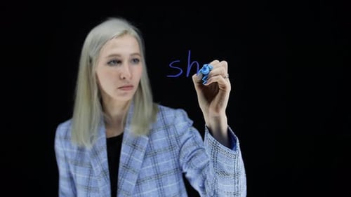 Shereholder ist ein Wort, geschrieben von einem Mädchen mit langen Haaren