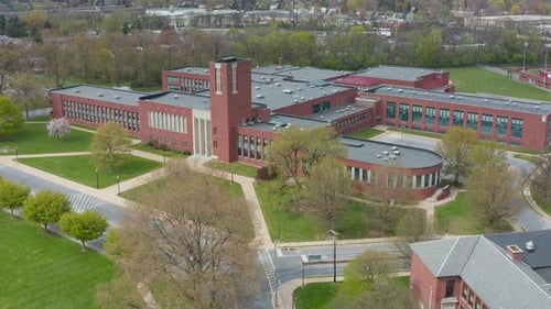 Version printanière d'un grand bâtiment scolaire aux États-Unis. Enseignement public américain, collège universitaire