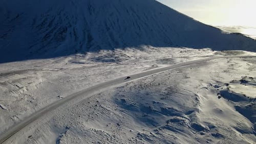 Luftaufnahme der Krysuvikurvegur-Winterstraße, Island.