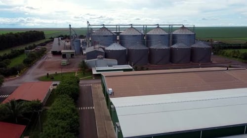 Luftaufnahme moderner industrieller Getreidesilos und landwirtschaftlicher Anlagen
