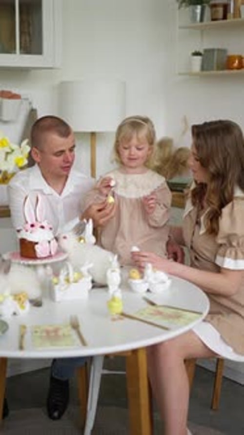 Familien-Osterfest in der Küche: Konzept der Familientraditionen zu Ostern