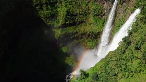 Panorâmica cinematográfico de 4K da gloriosa cachoeira gêmea Tad Fane no planalto de Bolaven, no Laos, sul