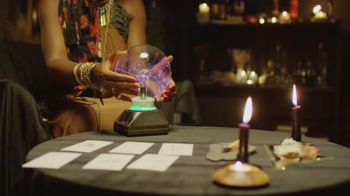 Une voyante travaille avec une boule de cristal assise dans son studio