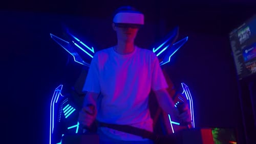 Un joueur joue à un simulateur de jeu en VR