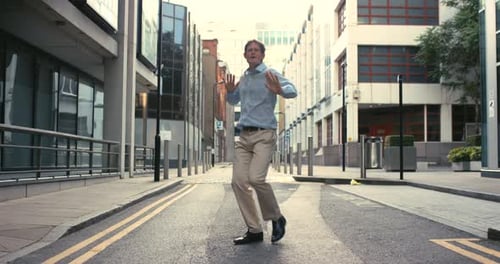 Comic-, Stadt- und Tanzmann, der mit Freiheit und urbanem Glück einen verrückten Tanz zur Musik tanzt