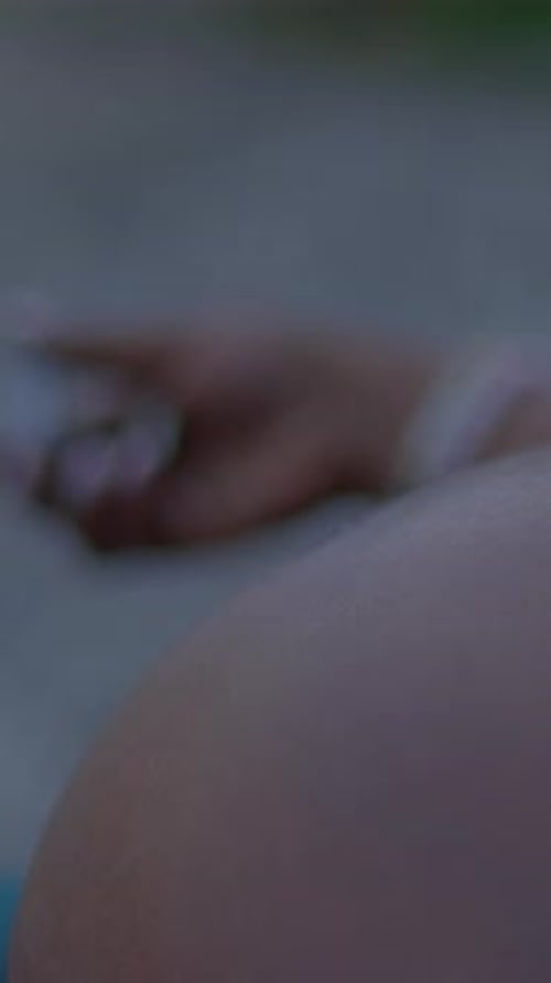 Primer plano de una forma circular con un enfoque suave y sutiles gradientes de color en detalle