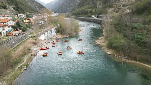 Embárcate en un emocionante viaje en balsa por el río en medio de impresionantes paisajes y paisajes montañosos