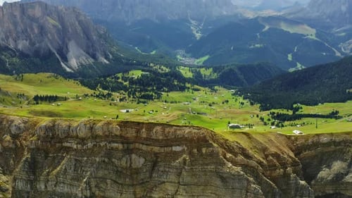 Rocky Seceda Ridgeline contre Green Valley dans les Alpes italiennes