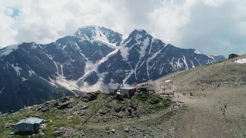 Vue aérienne d'une clairière à la station supérieure du téléphérique sur le mont Cheget, dans la neige pittoresque du Caucase du Nord