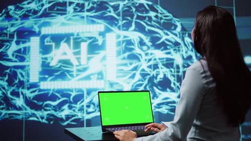 Startup-Mitarbeiter schaut sich Diagramme mit KI-Software auf einem Greenscreen-Laptop an