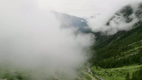 Vista aérea de montañas y nubes, Italia.