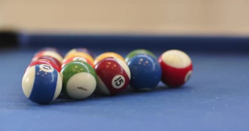 Schlagender Spielball, der den Breakshot auf dem Billardtisch auslöst. Bälle zerbrechen und breiten sich in den Taschen aus