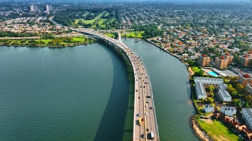 An sonnigen Tagen fahren Autos auf der Brücke und zum Land. Starker Verkehr an der Brücke