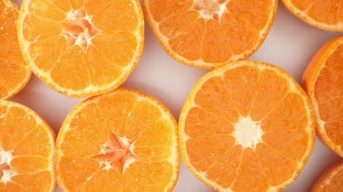Eine Gruppe von Orangenscheiben, halbiert