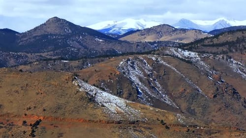 Drone aérien Golden Evergreen avec vue aérienne sur la route venteuse de Snowy Lookout Mountain