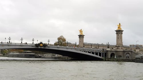 Sculptures de célébrités dorées sur des contrepoids de socle du Pont Alexandre III, Paris. Statique