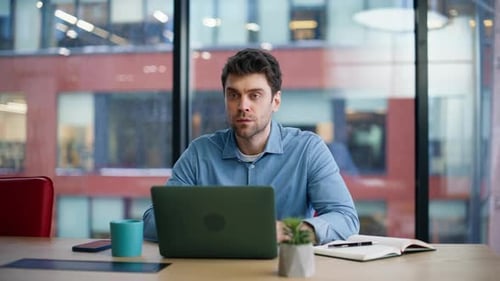Unternehmensmitarbeiter sucht Laptop und denkt über Projektnahaufnahme nach Ernsthafter Mann