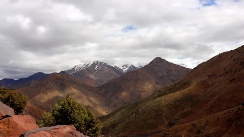 haut dans les montagnes du Haut Atlas au Maroc