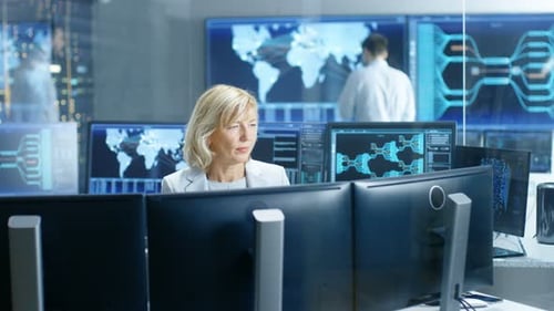 Operadora profesional de la sala de monitoreo del sistema observa el correcto funcionamiento de la instalación.
I